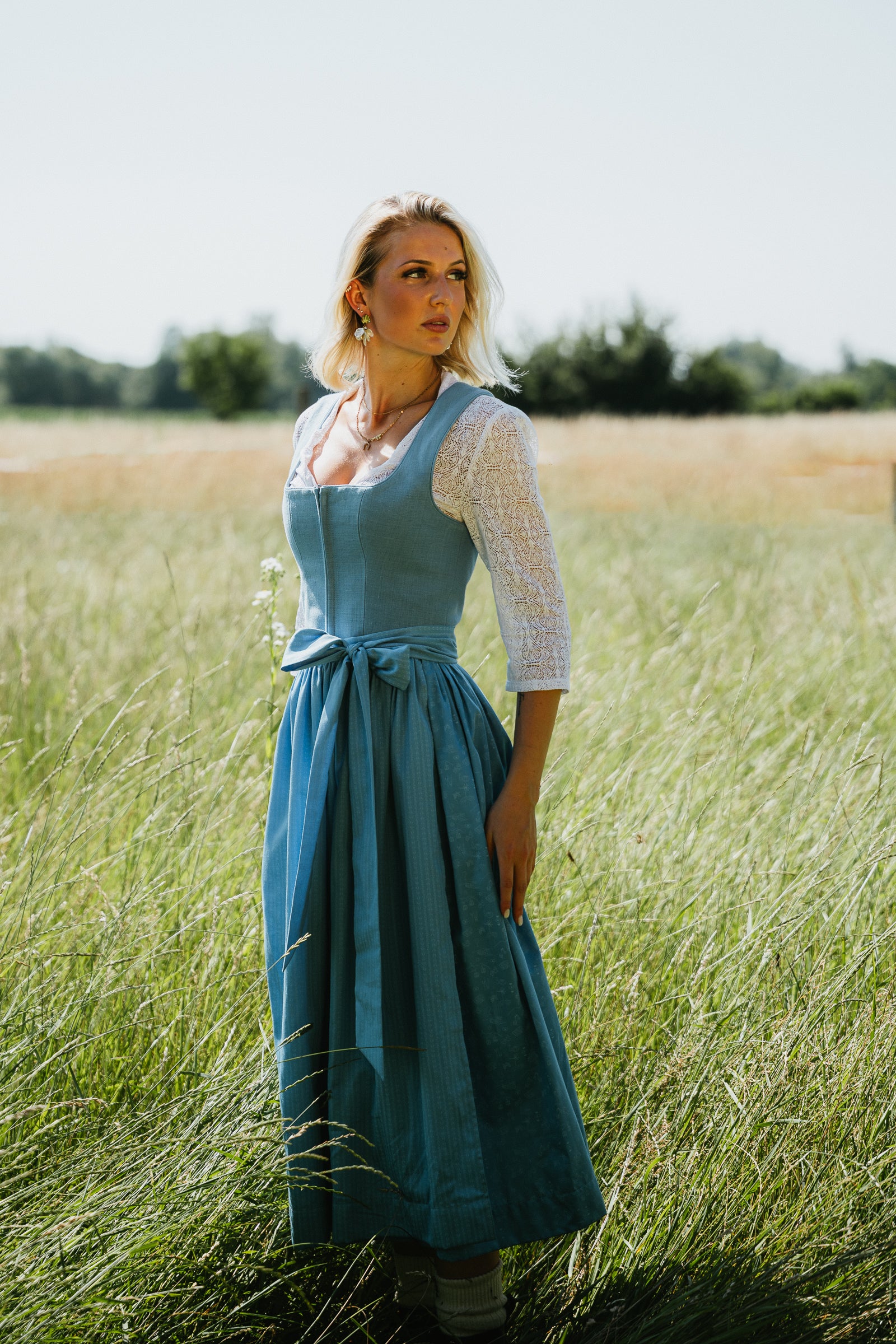 Dirndl Weinstraße in Himmelblau