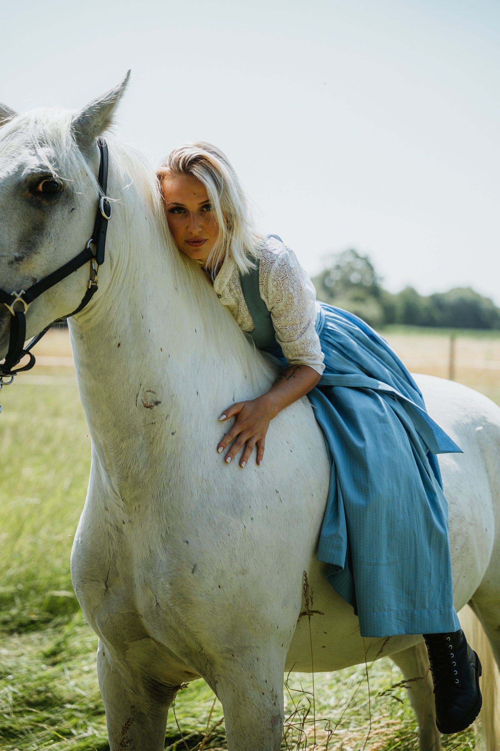 Dirndl Apfelland in Himmelblau