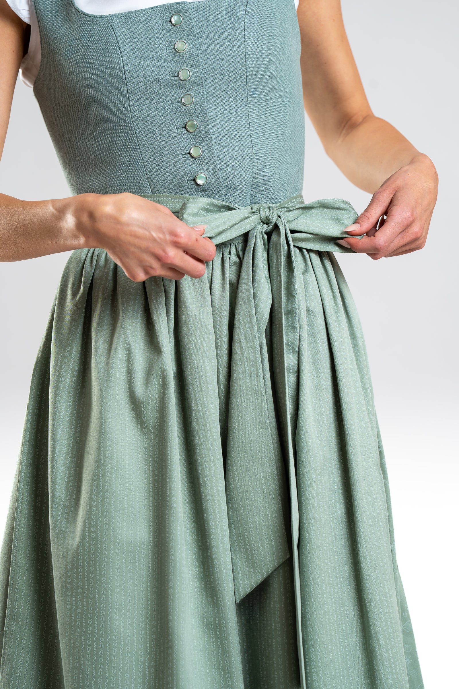 Dirndl Apfelland in Salbeigrün