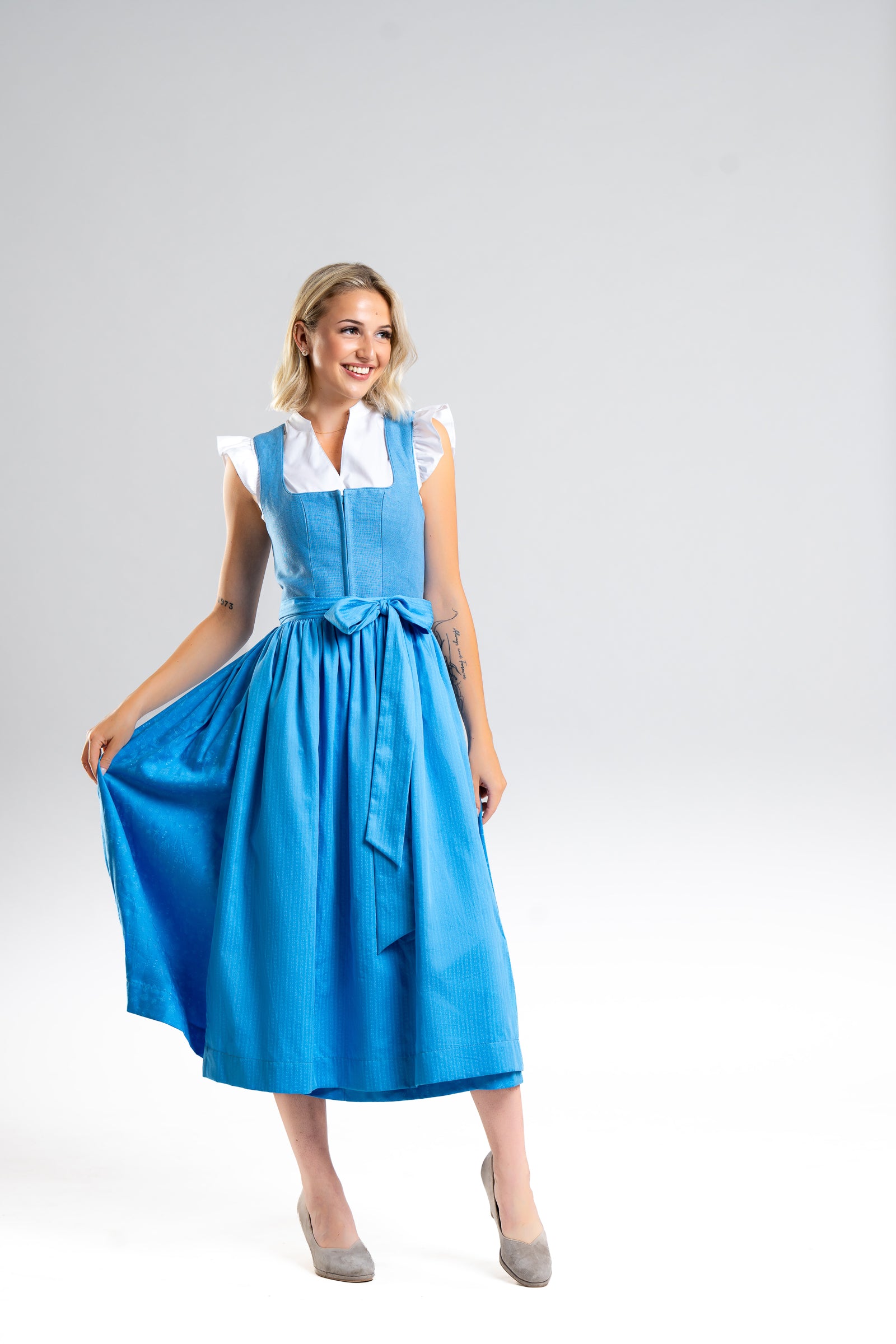 Dirndl Weinstraße in Himmelblau