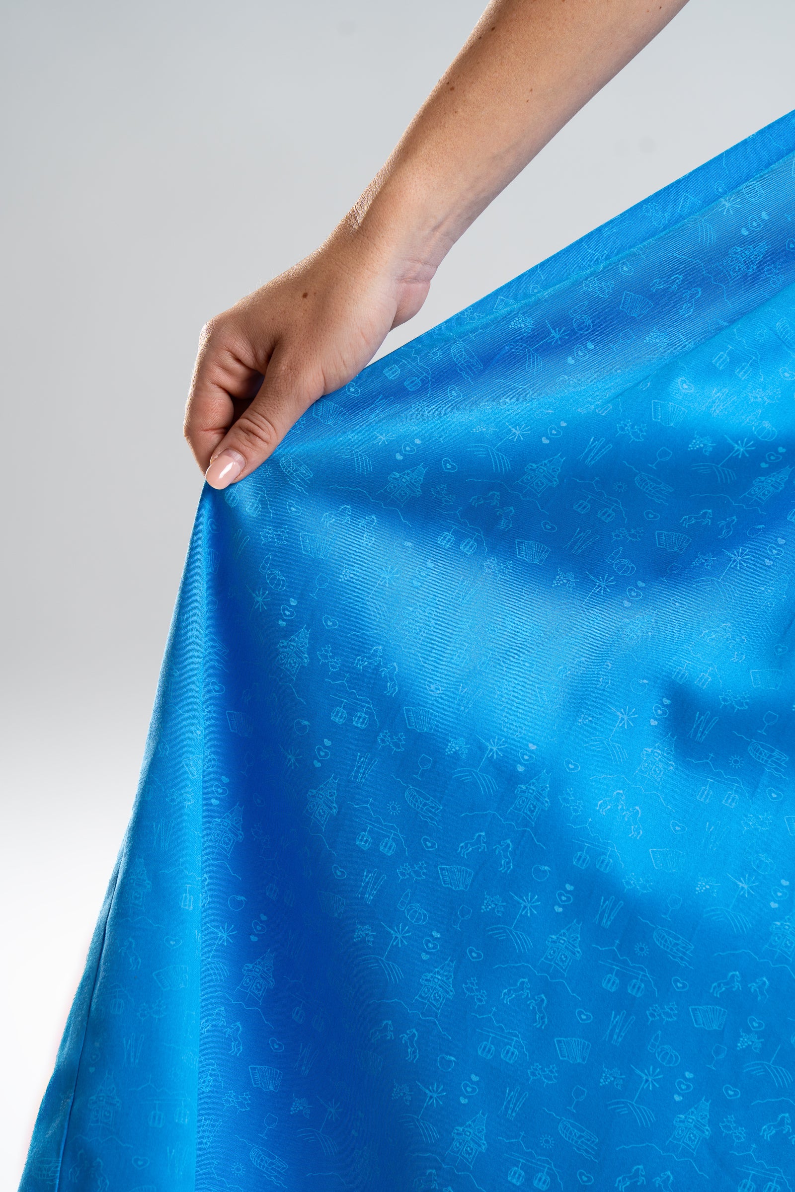 Dirndl Apfelland in Himmelblau